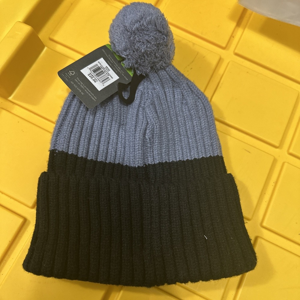 ALPINE Men's Beanie Hat with Pom Color block Black Gray NWT One size - Picture 3 of 3